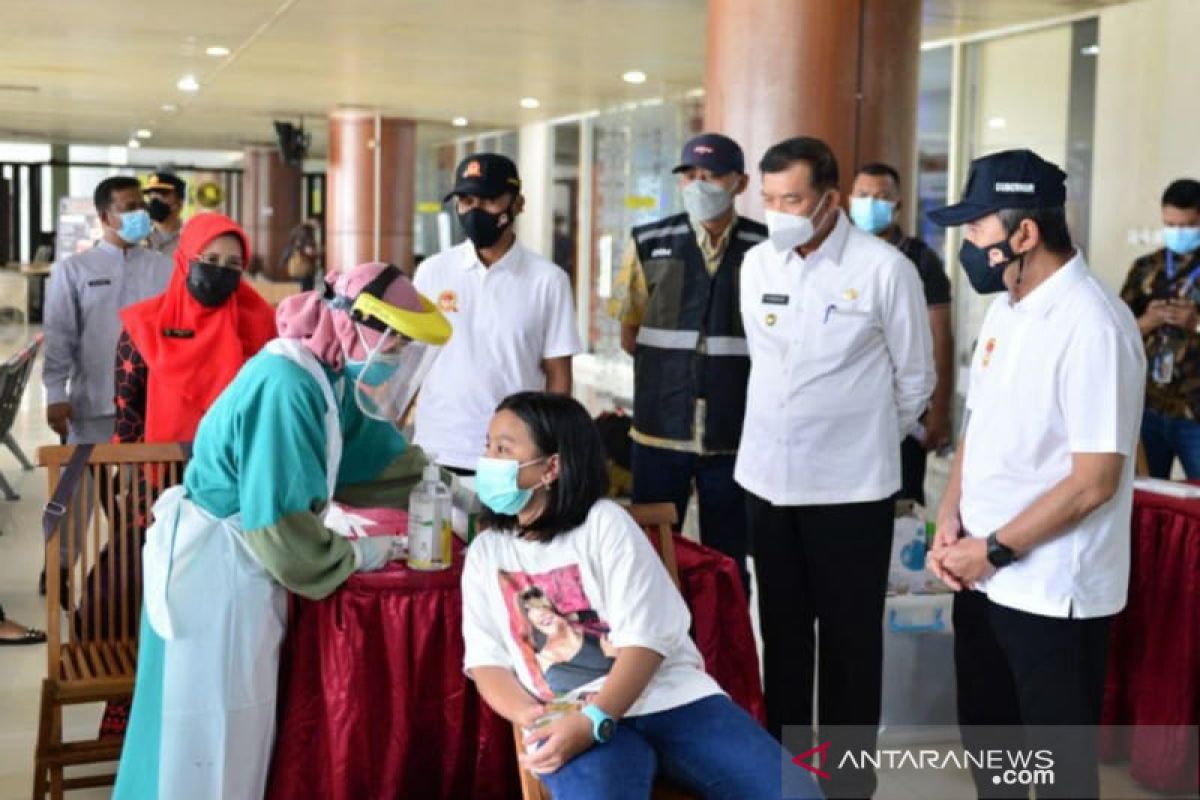 Cegah COVID-19, penumpang di Bandara Pekanbaru dites usap