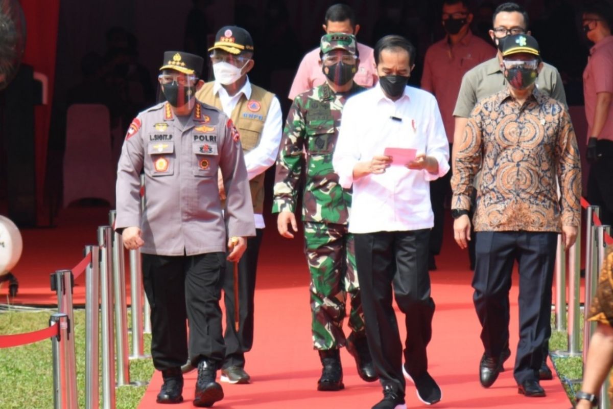 Presiden Jokowi Tinjau Vaksinasi Massal Jelang HUT Bhayangkara ke-75