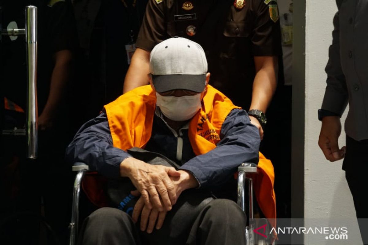 10 tahun buron, Hendra Subrata tiba di Jakarta dengan menggunakan kursi roda