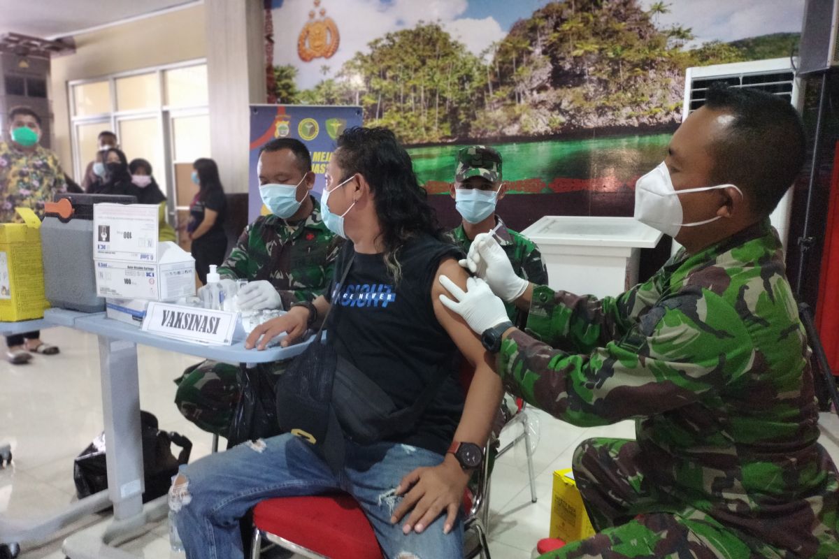 Hari ini vaksinasi massal di Papua Barat capai 9.000 orang