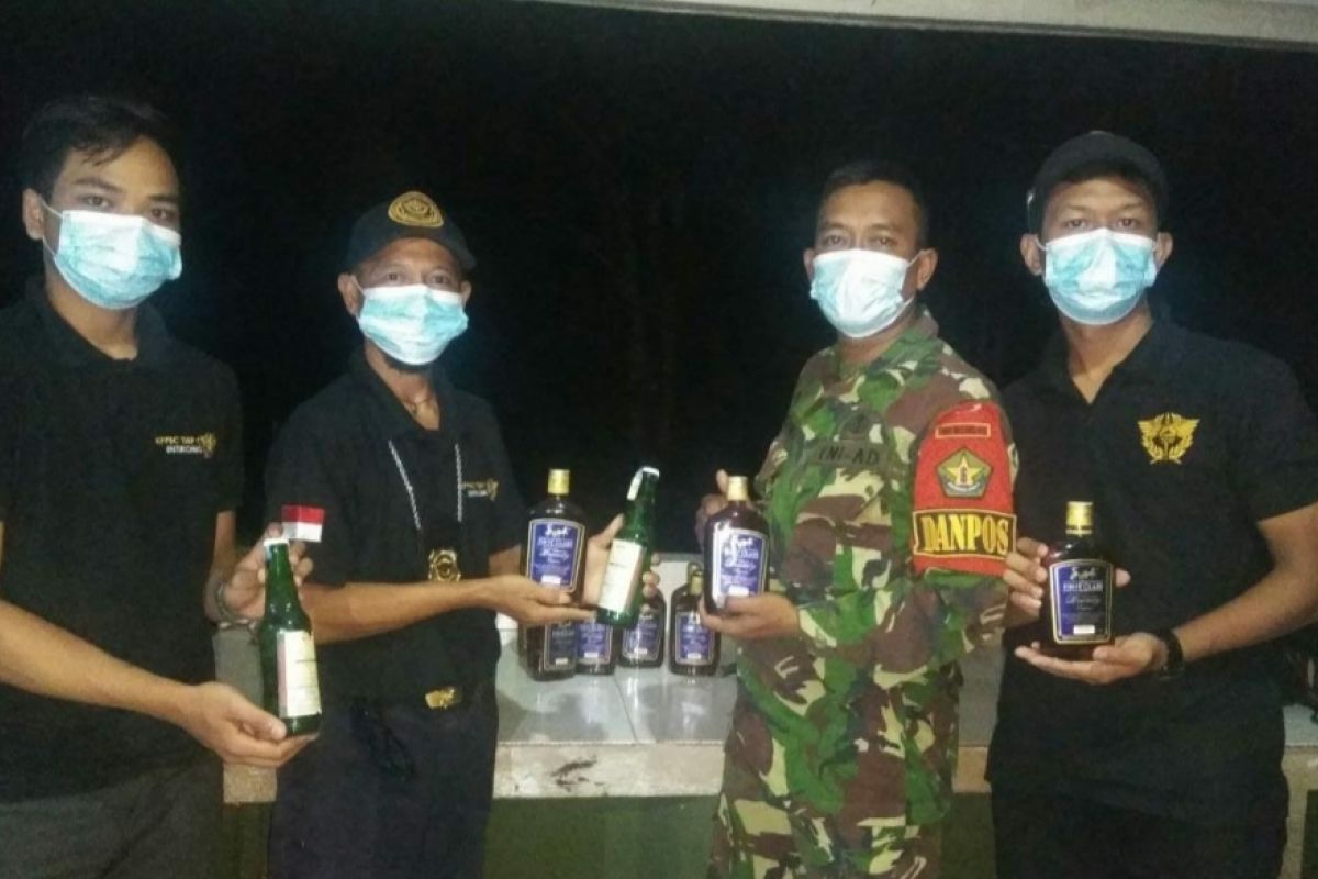 Satgas Pamtas gagalkan penyelundupan puluhan botol miras Malaysia