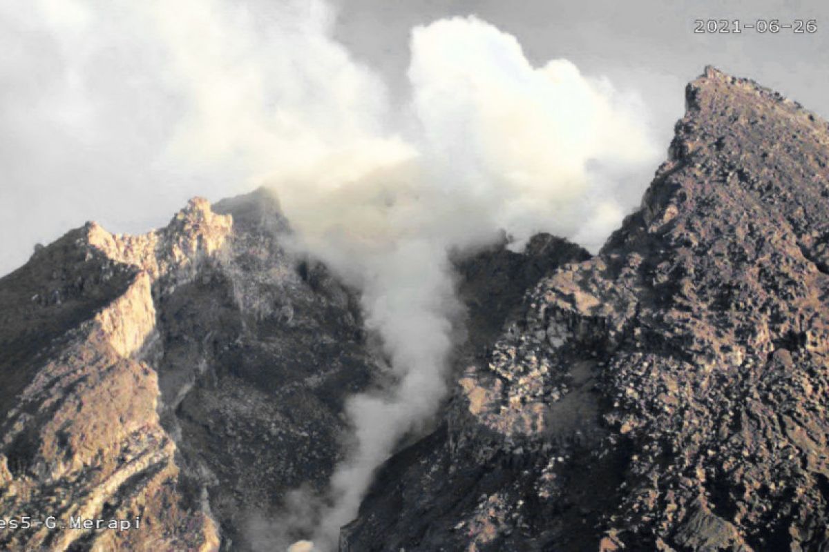 Ke arah tenggara, Gunung Merapi luncurkan awan panas guguran lagi