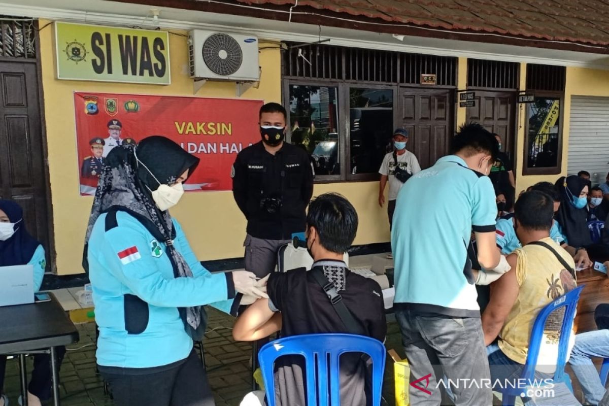 Polres lakukan vaksin kepada 3.934 warga HST di enam lokasi