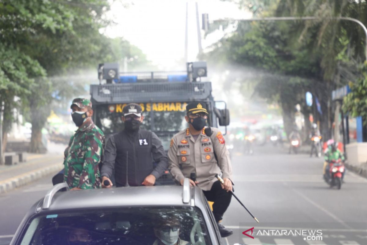 Ruas jalan utama di Kota Bogor disemprot disinfektan