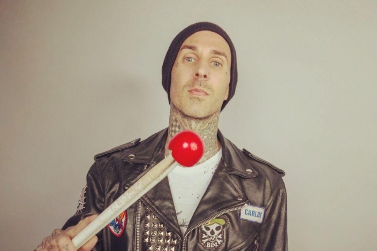 Setelah 13 tahun trauma, Travis Barker berencana terbang lagi