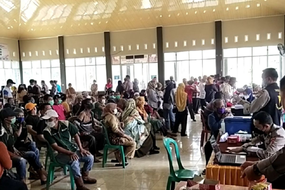 Ribuan masyarakat Kabupaten Mesuji ikuti program vaksinasi massal
