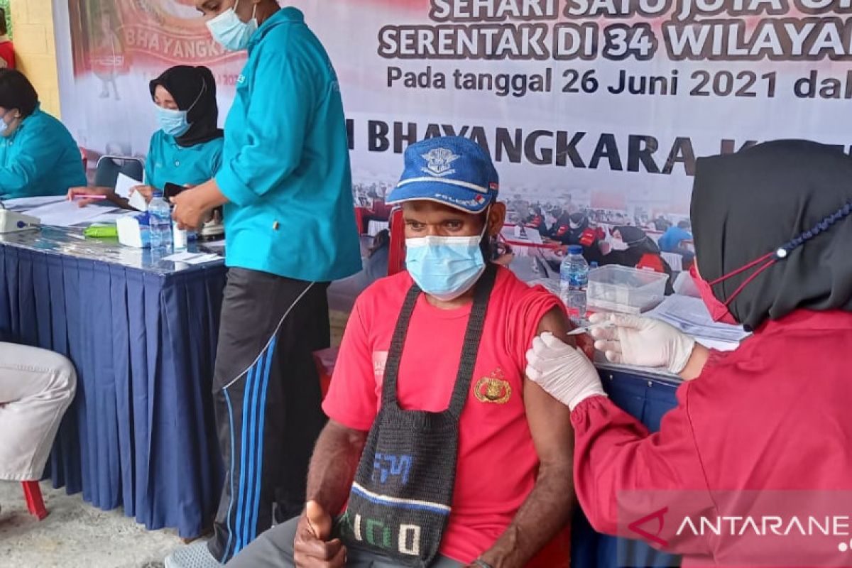 Warga padati tempat pelayanan vaksinasi COVID-19 massal di Timika