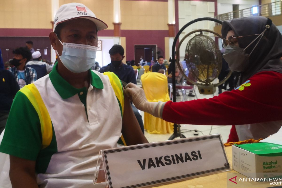 1.060 warga Tapin ikuti vaksinasi COVID-19 jelang HUT Bhayangkara