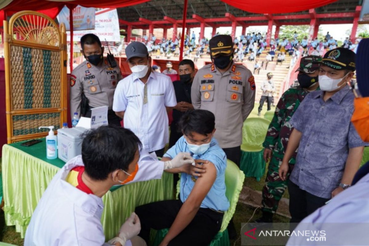 Vaksinasi massal digelar di Stadion M. Sarengat Batang