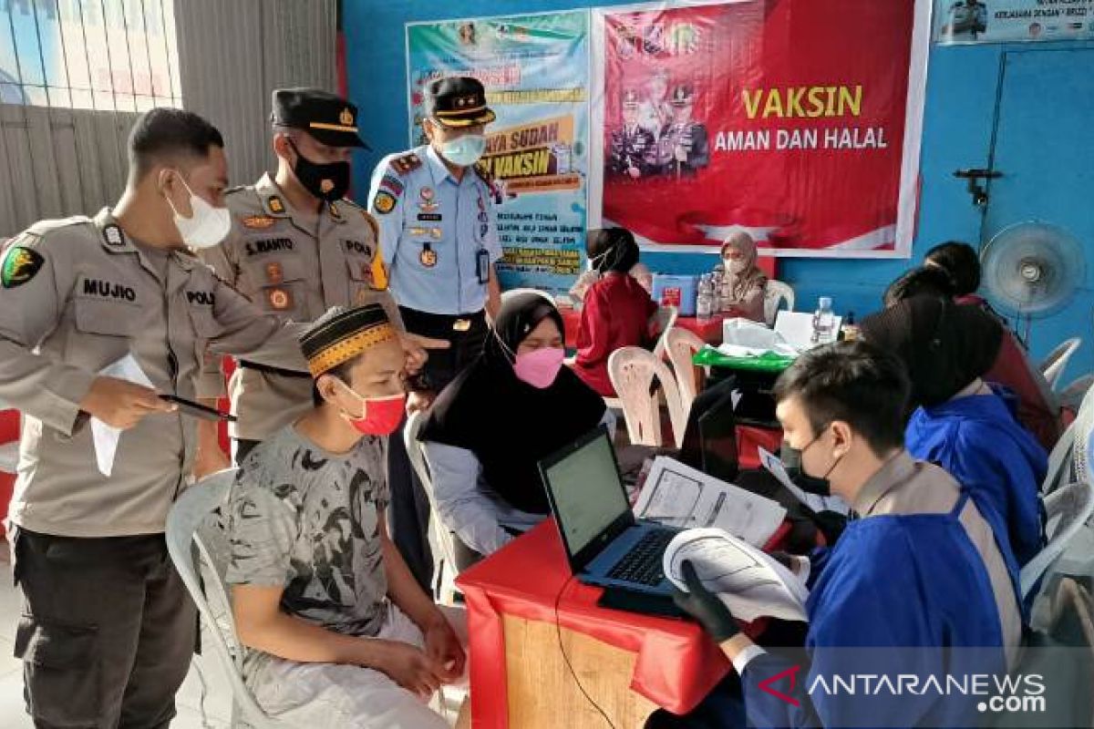 160 warga binaan pemasyarakatan Rutan Kandangan divaksin