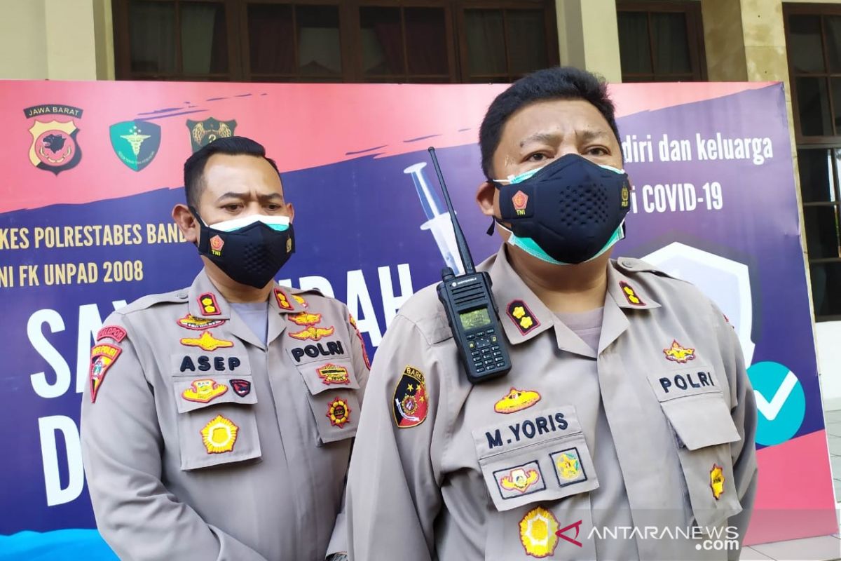 Polrestabes Bandung buka tutup jalan batasi mobilitas warga di tengah lonjakan kasus COVID-19