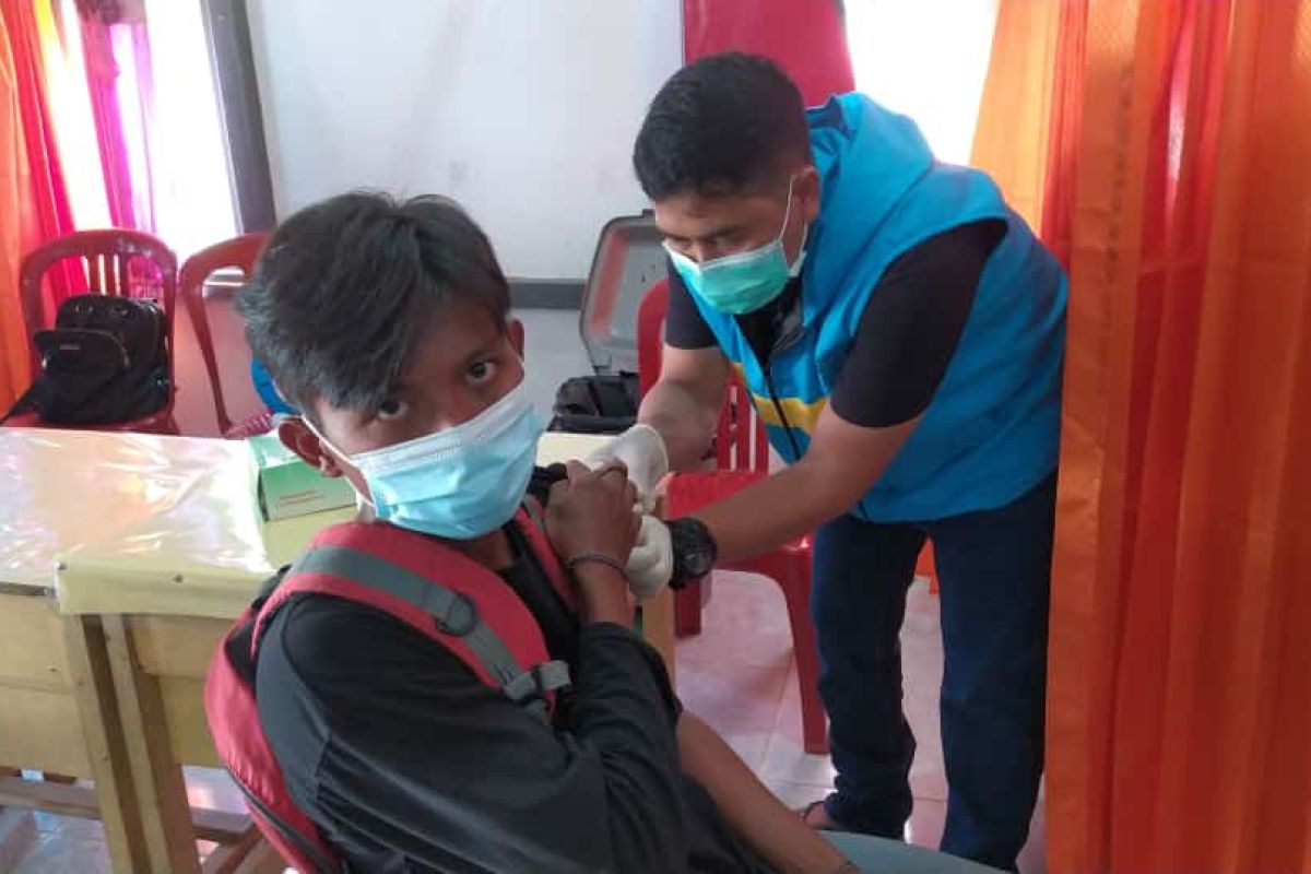 Riko izin kerja demi ikut vaksinasi di Puskesmas Teluk Melano