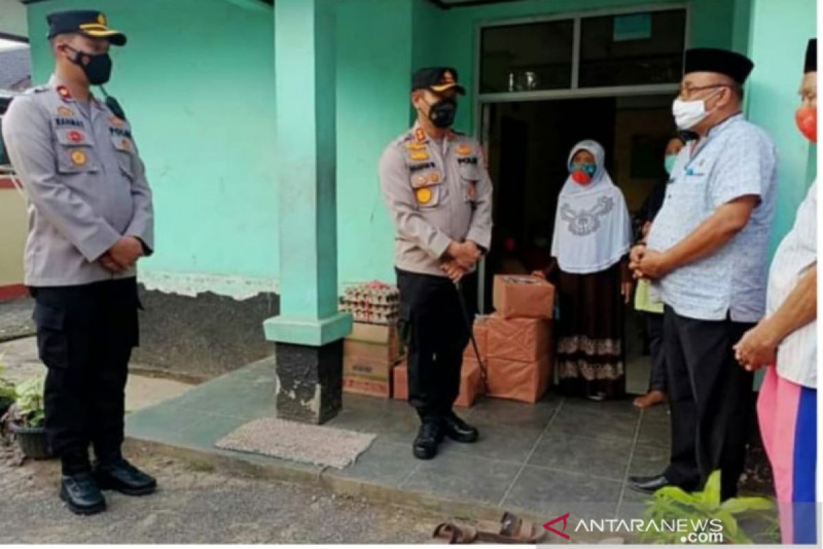 Kapolres Pandeglang serahkan bantuan bagi lansia di Wisam Berkah Lansia Nini Aki