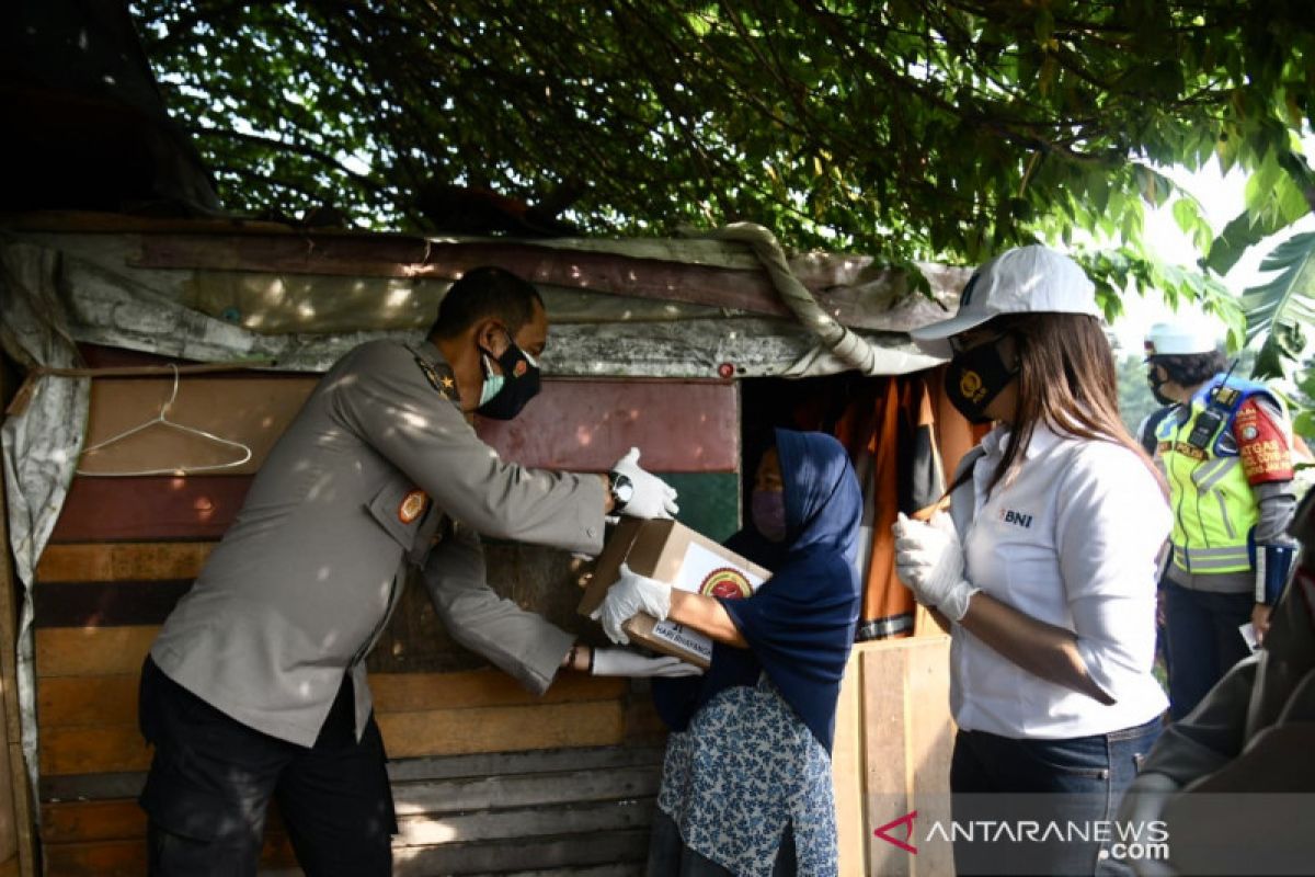 Polri bagikan 1.000 paket sembako peringati HUT Bhayangkara