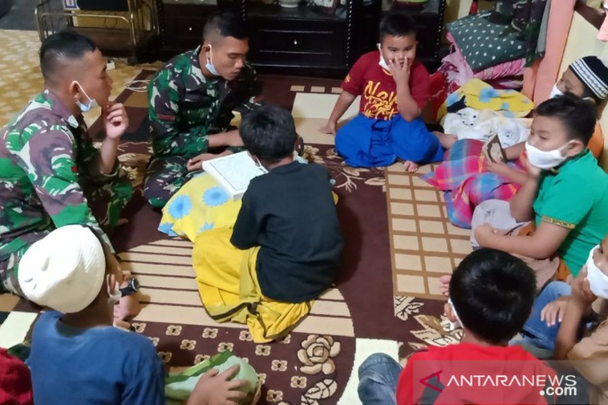 Satgas TMMD mengaji bersama anak-anak Desa Huta Tonga