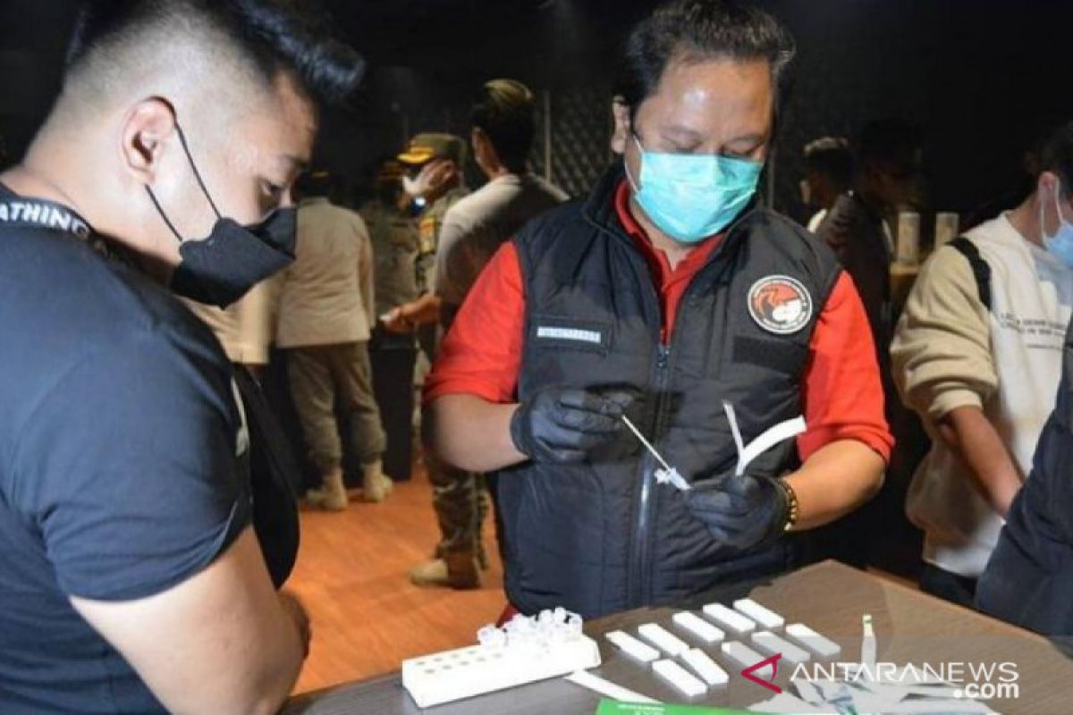 Polda Metro Jaya periksa empat pengunjung positif narkoba di Tipsy Monkey Bar