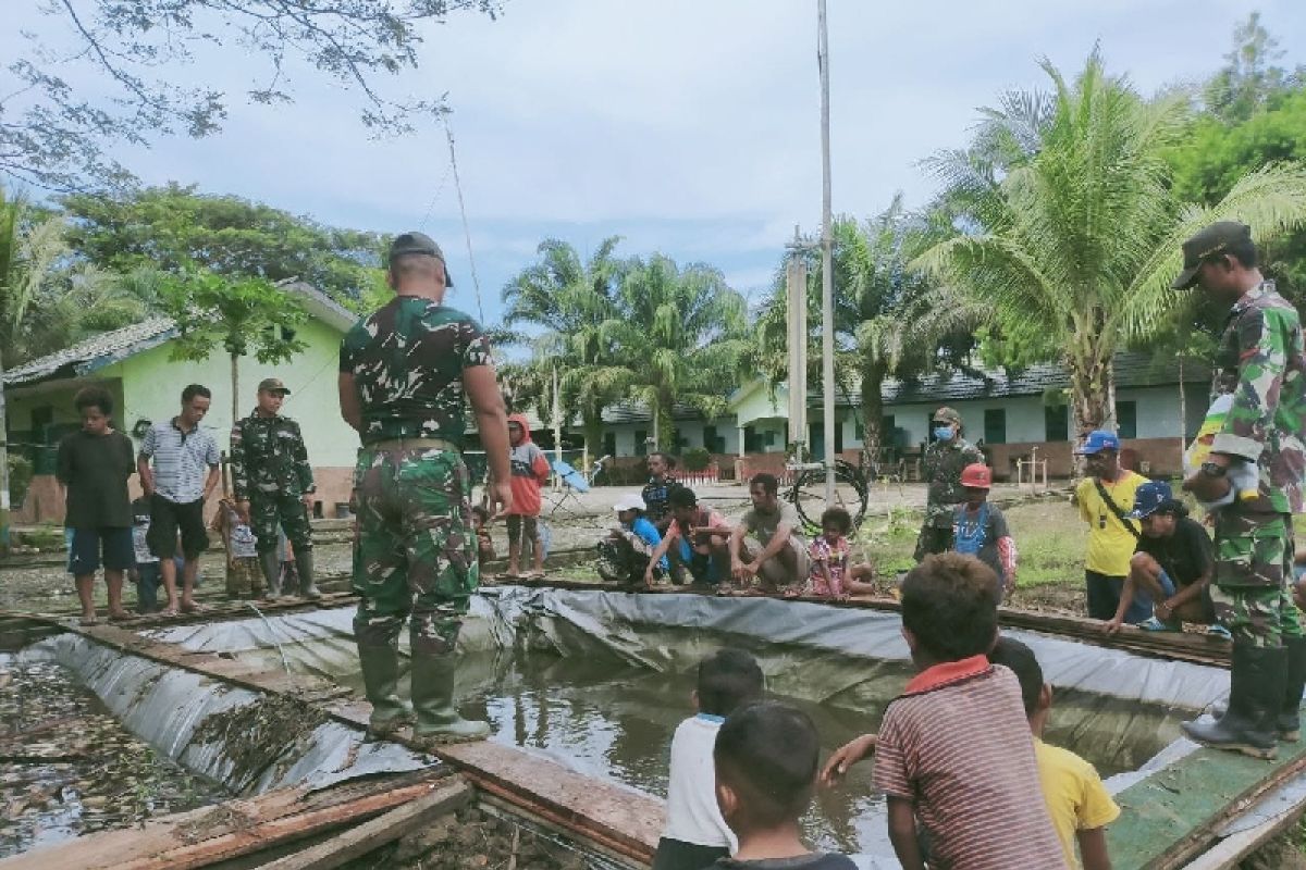 Satgas TNI ajarkan budidaya ikan lele