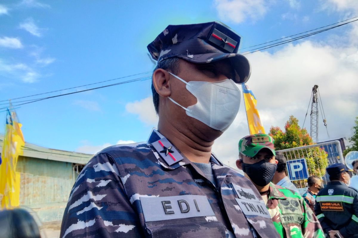 TNI - Polri beri vaksin COVID-19 para TKBM pelabuhan di Tarakan