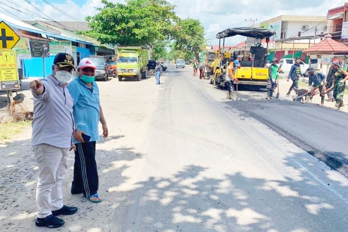 Bupati Kotim pantau kualitas perbaikan jalan dalam kota