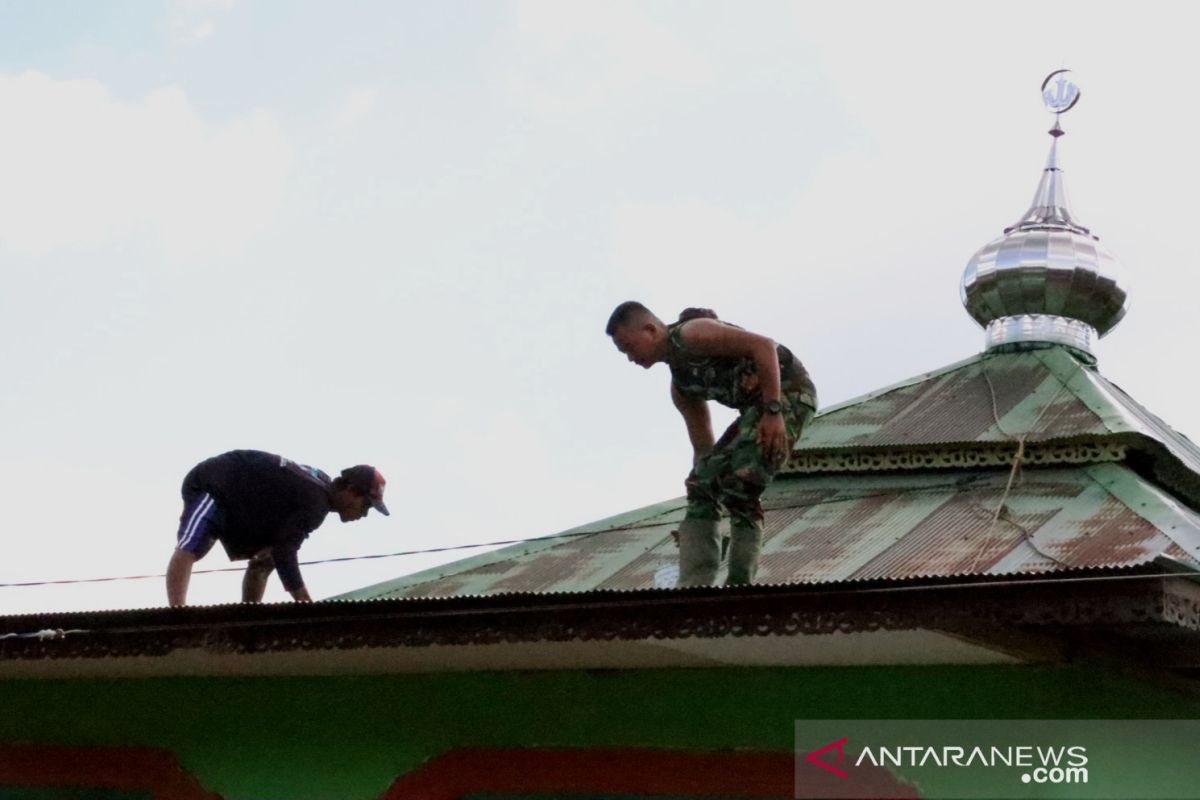 TNI bersama rakyat renovasi mushala di lokasi TMMD di Tapin