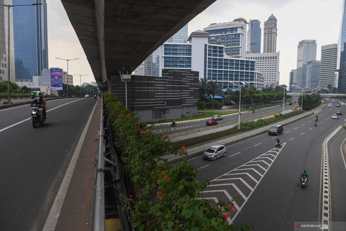 Berkendara tengah malam di Jakarta kena sanksi? Cek faktanya!