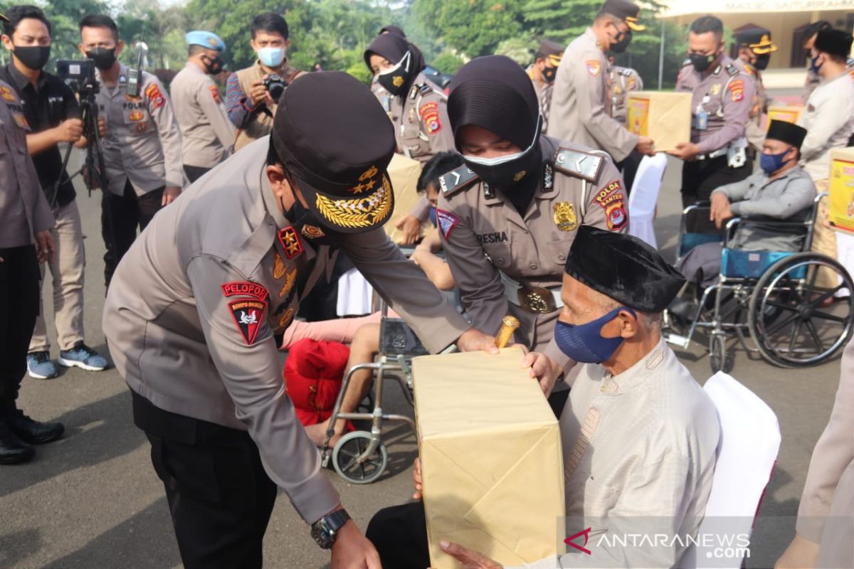 Polda Banten salurkan bantuan bagi warga tidak mampu