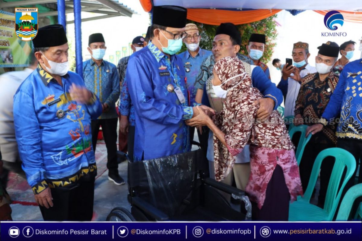 Bupati Pesisir Barat serahkan bantuan kursi roda bagi penyandang disabilitas