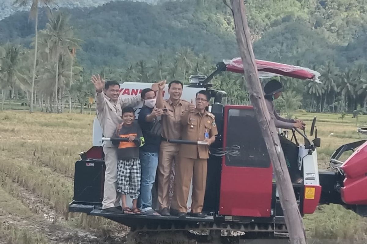 Agar panen padi lebih cepat, dua poktan di Pasaman terima "Combine Harvester" dari pokir anggota DPRD Sumbar