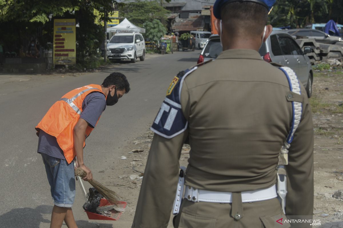 Pelonggaran masker, Satpol PP Jaktim imbau warga tetap taat prokes