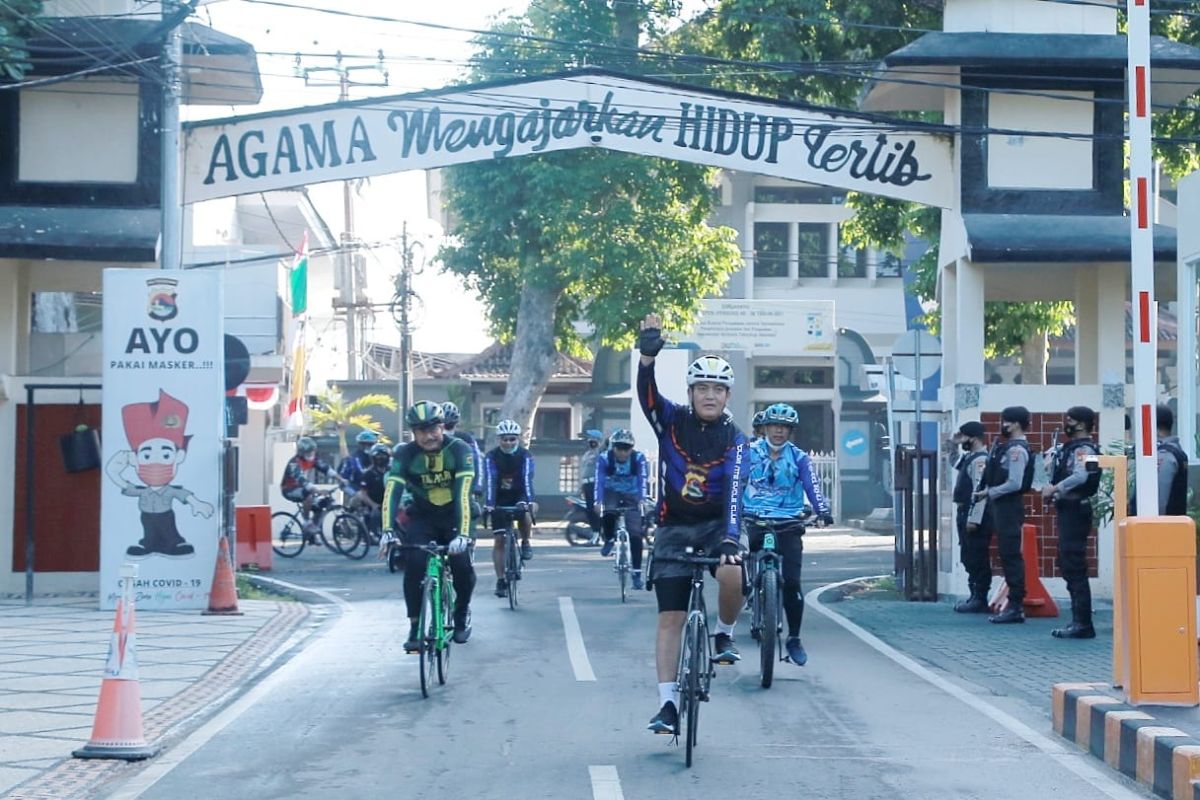 Hari Bhayangkara Ke-75, Forkopimda NTB gowes sehat dan bagi sembako