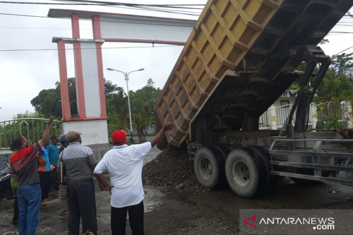 24 orang  Mantan anggota DPRD Mimika blokade kantor tuntut diaktifkan kembali