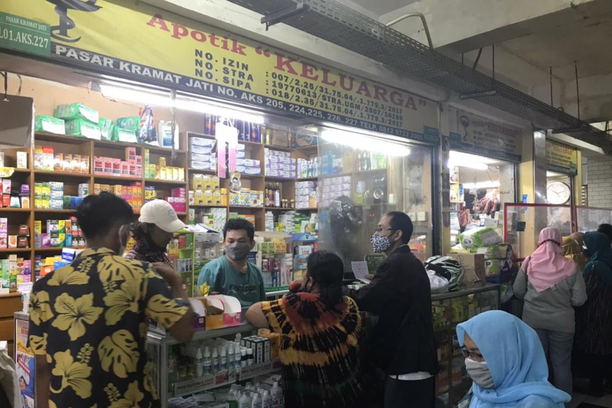 Kasus COVID-19 di Jakarta tinggi, toko obat di Pasar Kramat Jati ramai pembeli