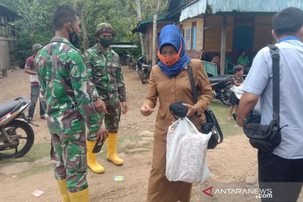 Bersama Lurah, Satgas TMMD bagikan masker di Angkola Sangkunur