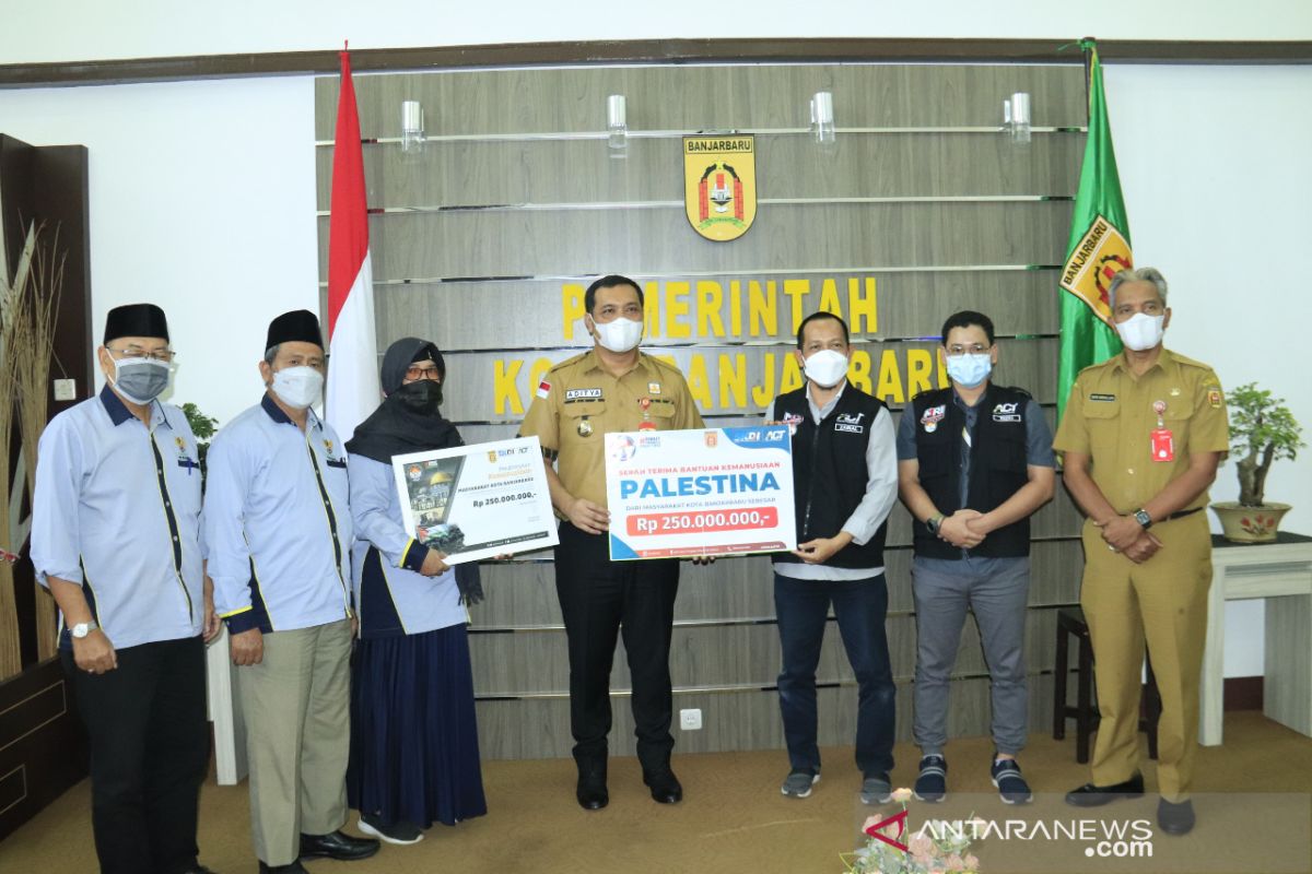 Banjarbaru Mayor hands over aid for Palestine
