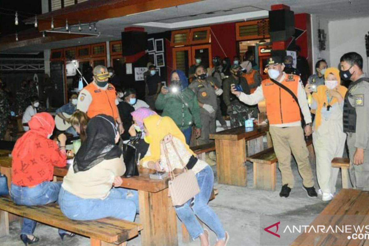 Cafe  didenda Rp2 juta karena buka di atas pukul 21.00