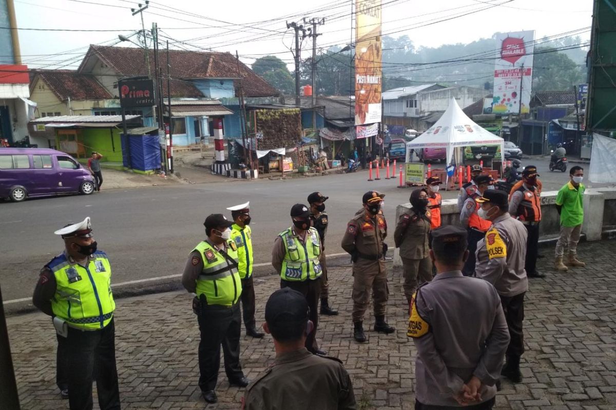 Satgas ancam sanksi bagi warga berkerumun