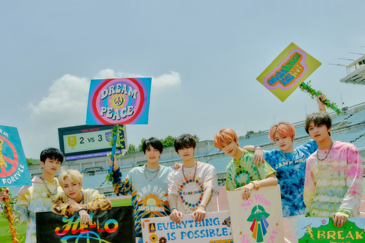 NCT DREAM tampil enerjik dan penuh warna di "Hello Future"