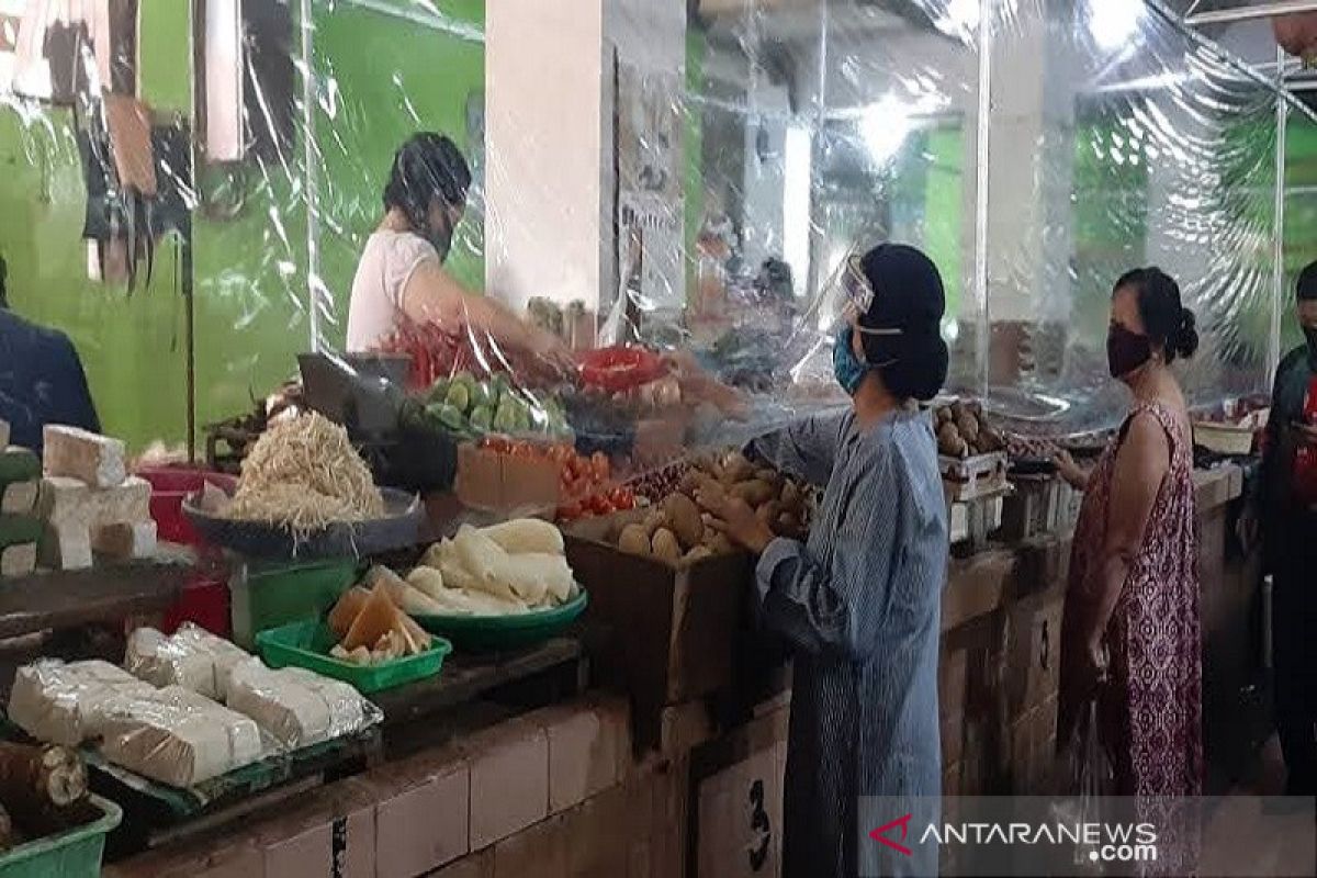 Di Baubau, toko dan pasar tradisional diimbau pasang tirai plastik