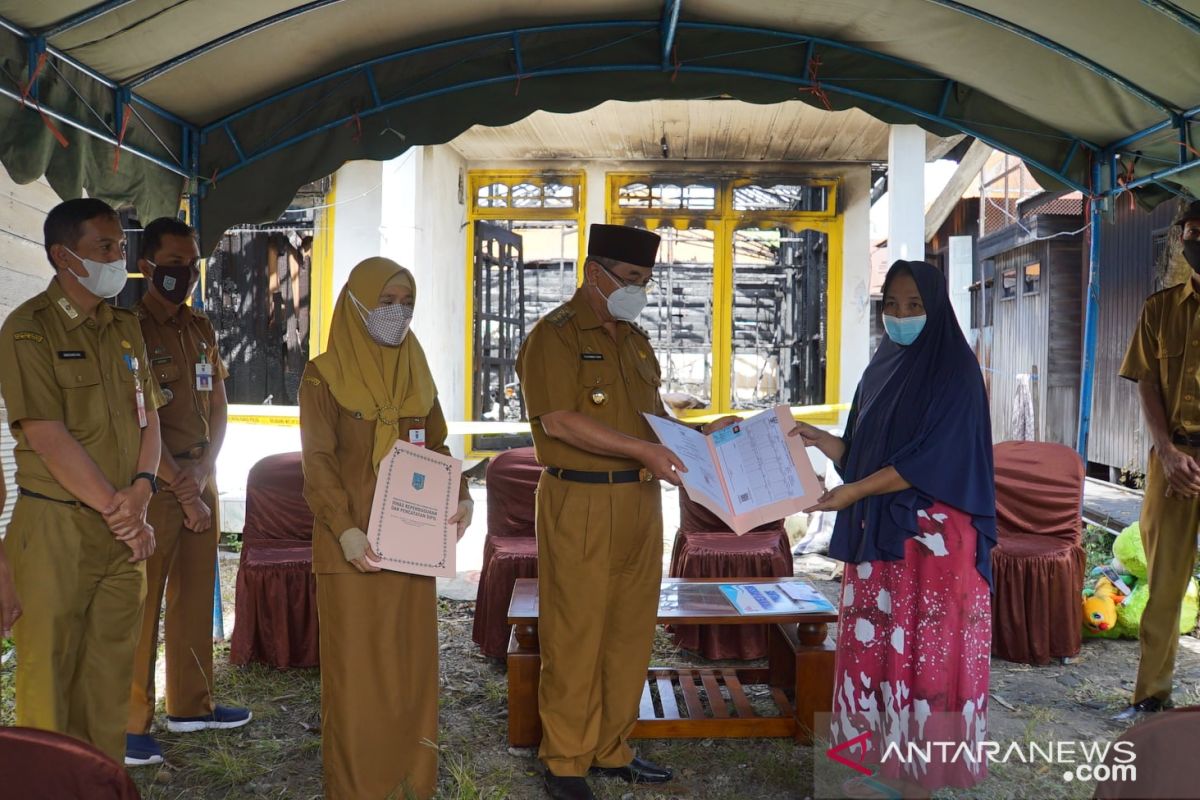 Bupati HSS serahkan bantuan korban kebakaran di Sungai Pinang