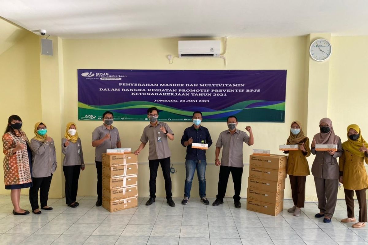 BPJAMSOSTEK Jombang serahkan bantuan masker dan multivitamin untuk pekerja