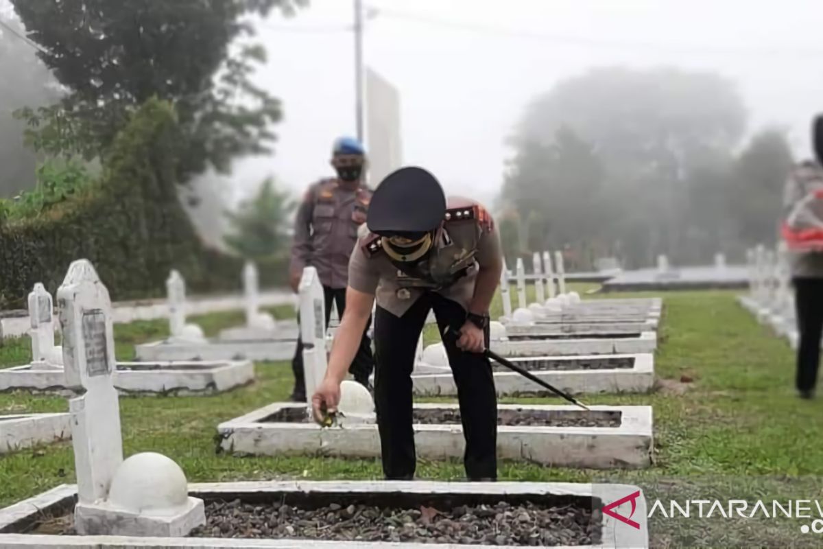 Hari Bhayangkara, Polres Padang Panjang ziarah dan tabur bunga di TMP