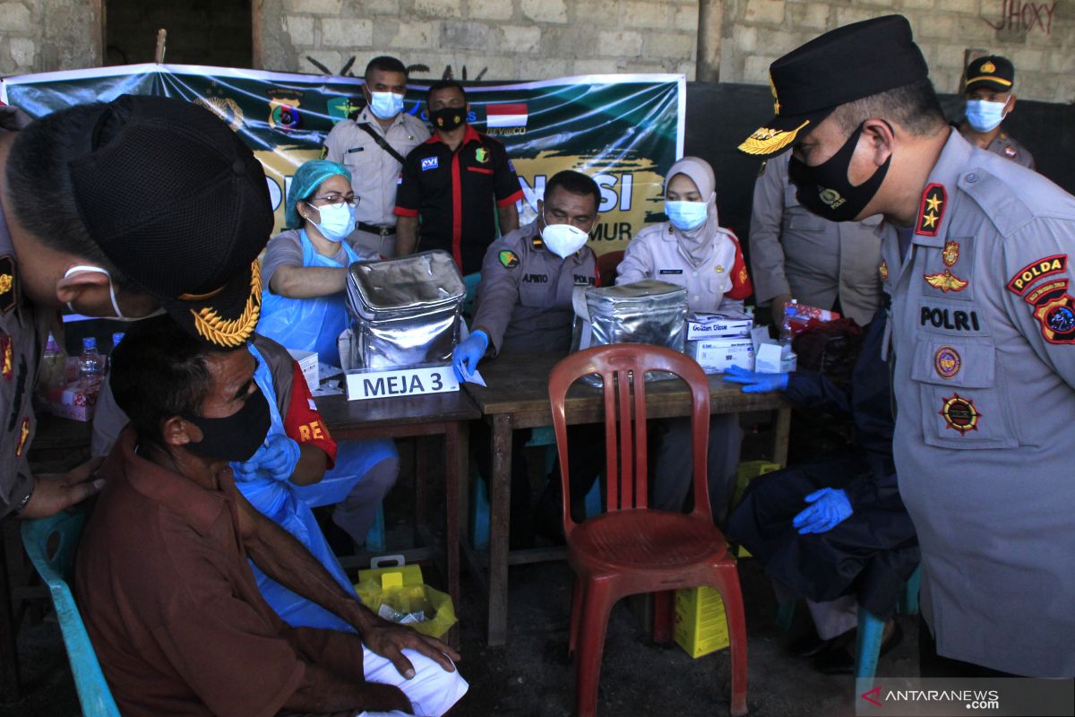 Kisah polisi melayani warga hingga ke pelosok negeri