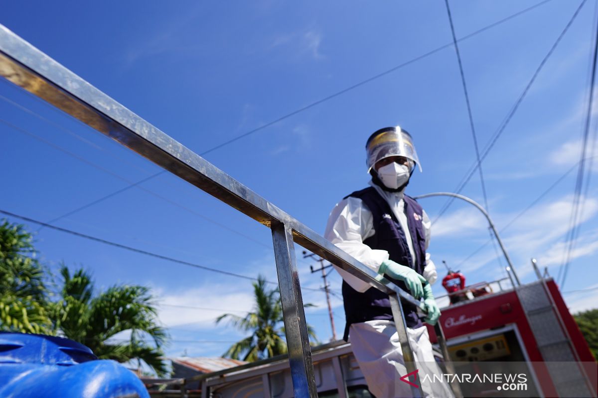 Tim gabungan semprotkan cairan disinfektan di Kota Gorontalo