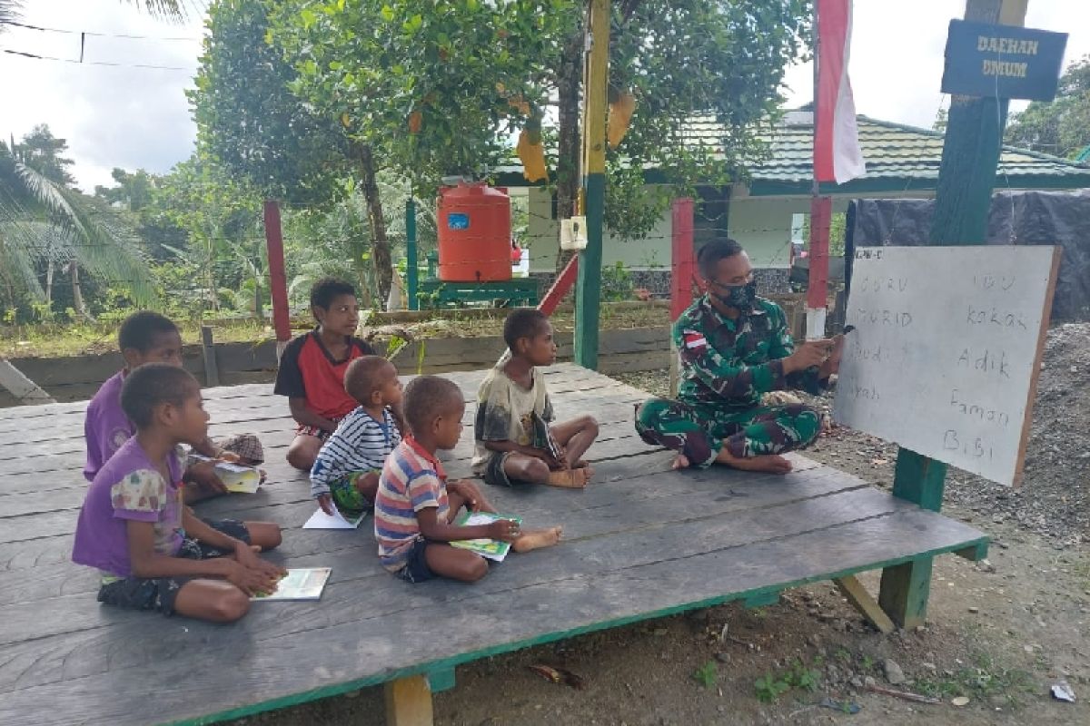 Satgas TNI ajar baca tulis anak-anak asli Papua di perbatasan