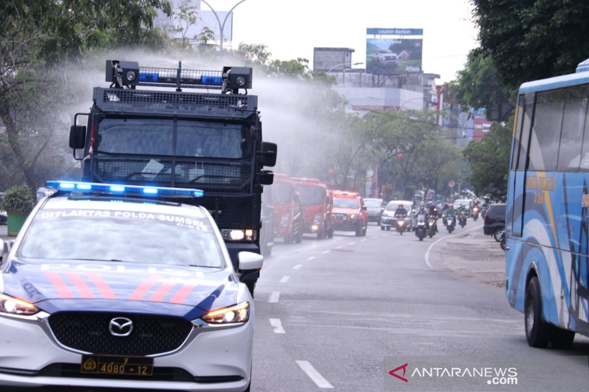 Polda Sumsel kembali rutin turunkan tim penyemprot disinfektan