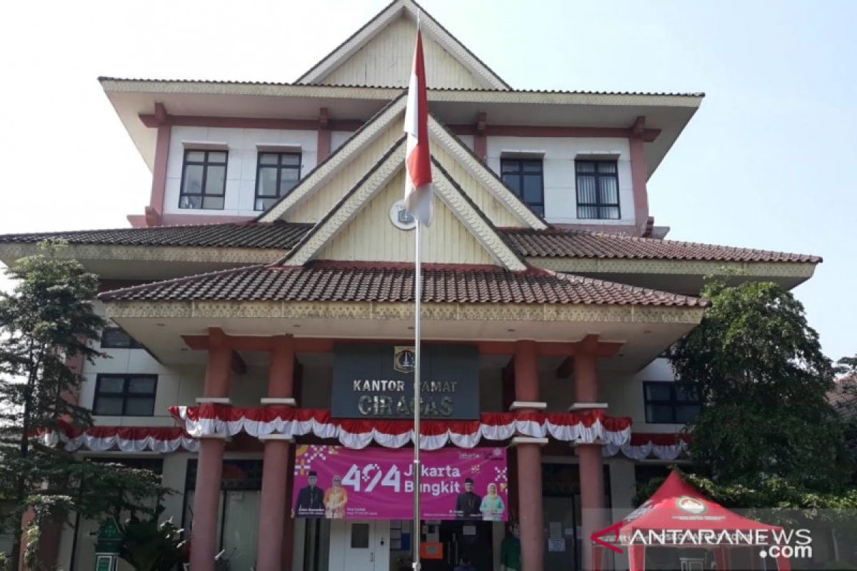 Kantor Kecamatan Ciracas tutup  karena pegawai positif COVID-19