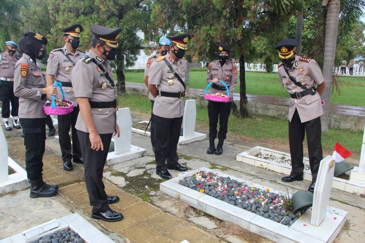 Peringati HUT ke-75 Bhayangkara, Polda Lampung ziarah ke makam pahlawan