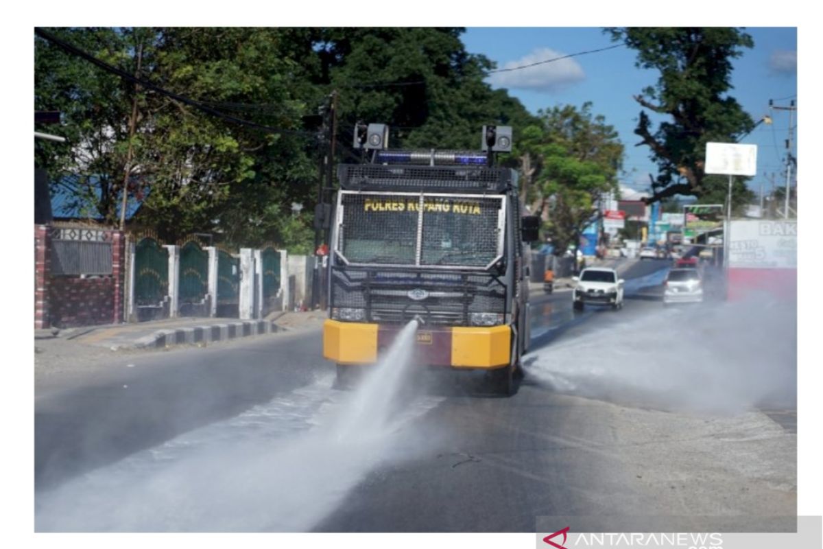 Polres Kupang kembali disinfektan sejumlah ruas jalan cegah COVID-19