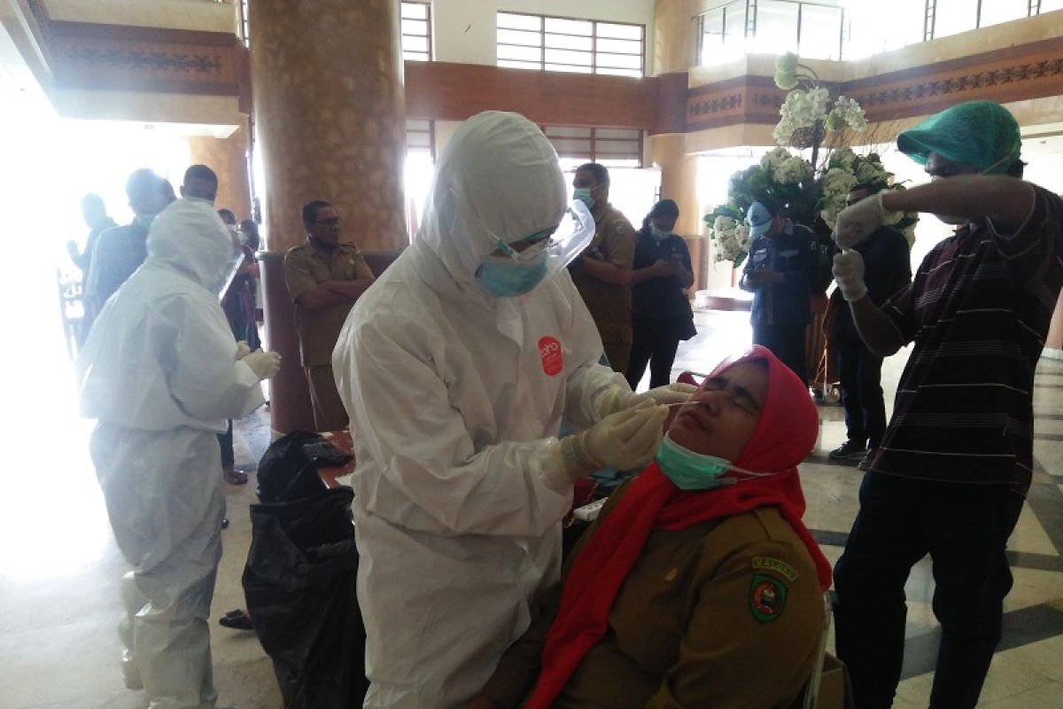 DPRD Maluku lakukan tes usap cegah penyebaran virus corona, terapkan Prokes