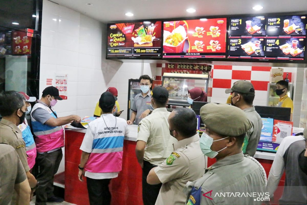 Satpol PP Kota Medan bubarkan pengunjung restoran di Medan Timur